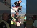 Haaland accolto da eroe in Norvegia sbarca con... un procione imbalsamato
