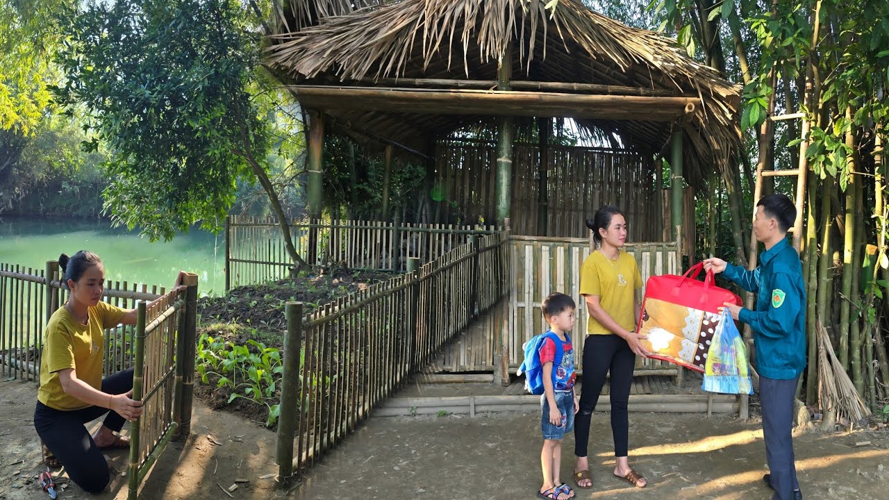 Tieu Anh fenced the vegetable garden, happy to receive a gift and a warm kiss from the policeman