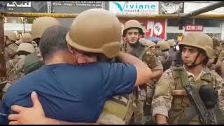 جنود من الجيش اللبناني يبكون أمام مطالب المتظاهرين screenshot 3