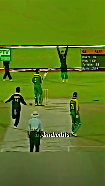injured akhtar bowling with epic comentery😯 #foryou#vairalshort#growmyaccount#shoaibakhtar#cricket