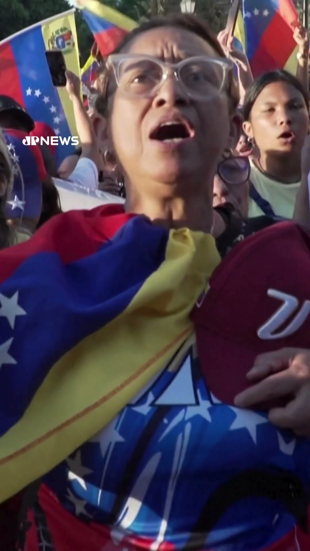 Oposição protesta no Chile antes da posse de Maduro, que fecha fronteira com a Colômbia #shorts