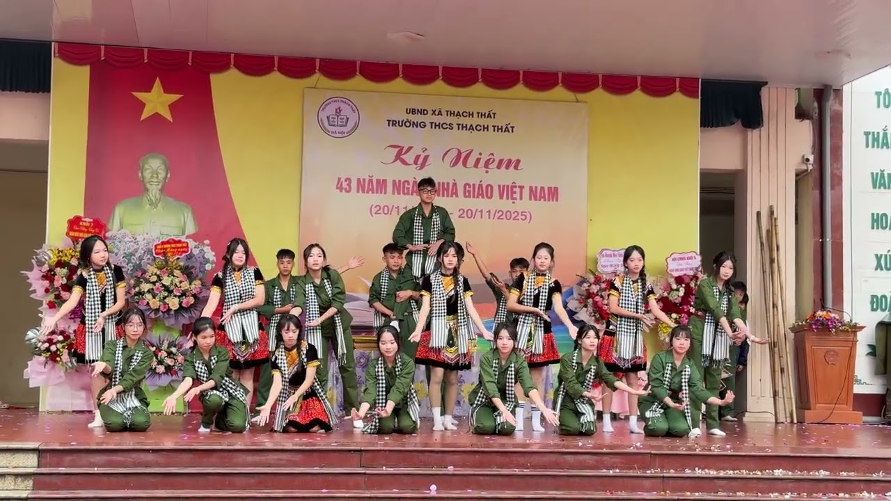 Tiết mục dự thi lớp 8B chào mừng 43 năm Ngày Nhà giáo Việt Nam của trường THCS Thạch Thất.