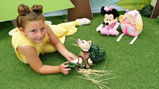 Çocuklar için video. Minnie ve oyuncak köpek Loli doğa yürüyüşüne çıkıyorlar.Kız oyunları