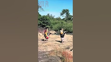 Trưa 17/12 Sư Minh Tạng cùng các huynh đệ nghĩ trưa gần con suối vui vẻ tốt đẹp