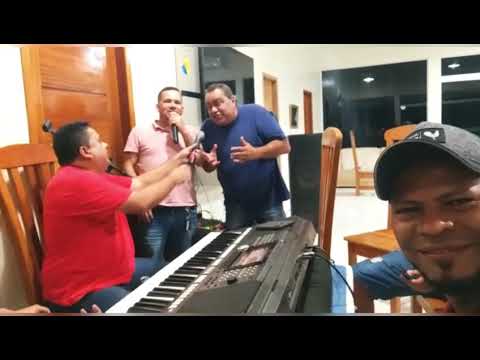 Quem é o cantor? Prefeito aglomera em farra cantando "todo mundo erra"