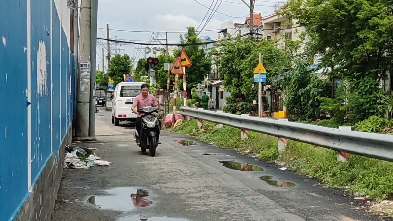 D19E - 911 kéo tàu SE22 qua chắn số 14 (06.08.2022) - youtube