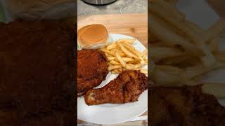 Pollo campero acompañado de papas fritas y pan♥️