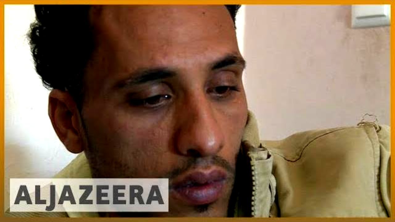 🇵🇸 فلسطيني يُصاب برصاص قناص في فيديو انتشر على نطاق واسع يتحدث | الجزيرة الإنجليزية