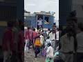 समोसे खाने के लिए ड्राइवर ने रोकी ट्रेन, यात्रियों ने किया हंगामा video viral