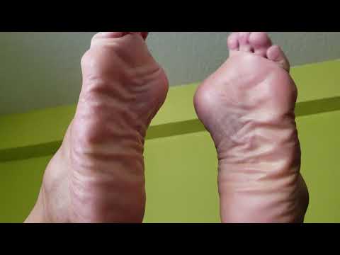 WRINKLED LATINA SOLES IN THE AIR...