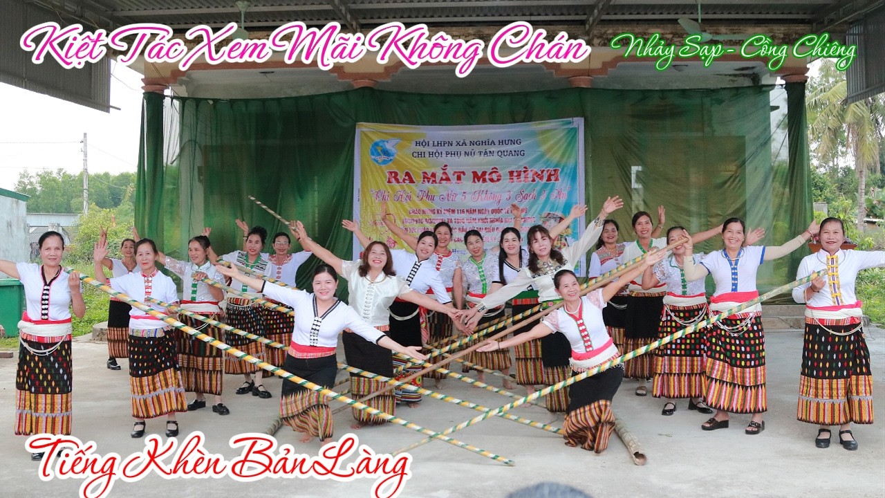 Múa Sạp - Tiếng Khèn Mùa Ban Nở - do CLB và hội viên phụ nữ xóm Tân Quang biểu diễn trong ngày 8/3