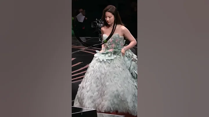 劉亦菲 真的白到發光，提着裙擺走樓梯，現實版在逃公主。（收藏關注星聞八爪娛）#shorts - 天天要聞