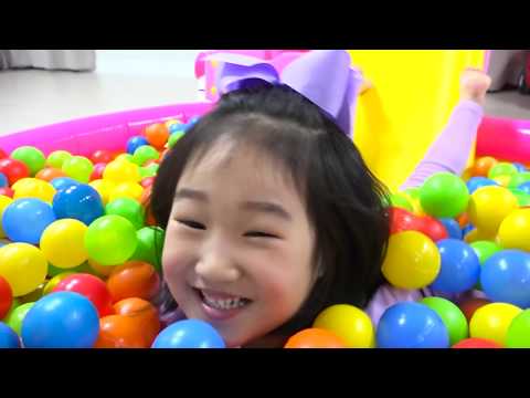 Boram play <strong>with</strong> New Hello <strong>Kitty</strong> Bus