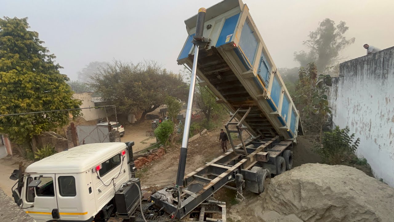 Ghar k aage truck fas gya😳