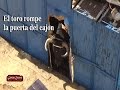 EL TORO ROMPE EL CAJON Y SE SALE IMPRESIONANTE
