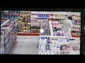 شاهد شاب يستخدم ملابسه الداخلية للسرقة في إحدى الصيدليات وهكذا كانت ردة فعل الم راقب 