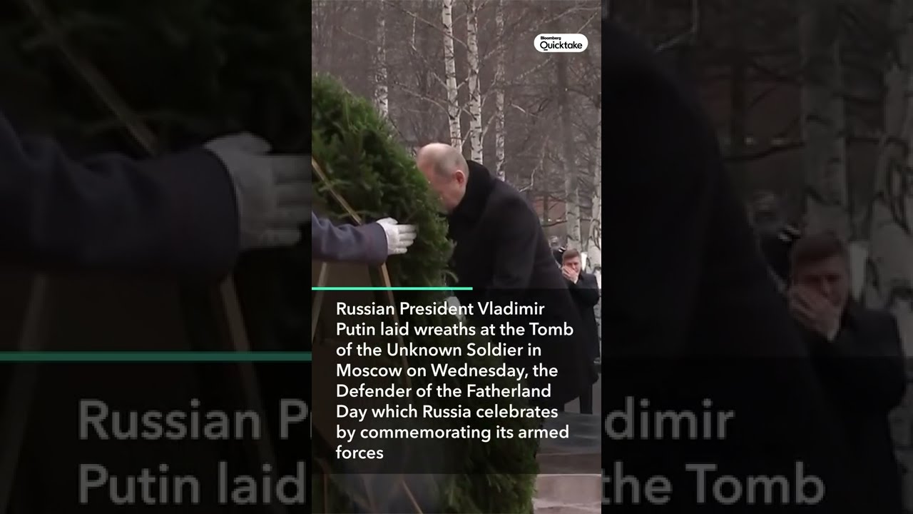 Putin Lays Wreath at Tomb of the Unknown Soldier in Moscow