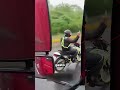 Así Ayudó Este Camionero A Su Viejo Amigo 😅