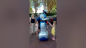 New Interactive Robot iCan moving around the Disney World EPCOT #robot #ican #robotics #로봇 #robotic