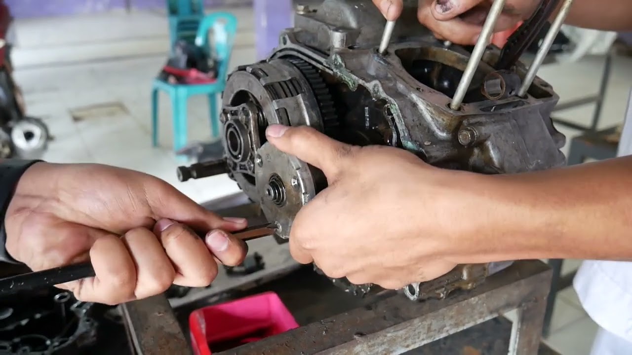 Pembongkaran bak Kopling Sepeda Motor Verza dari kelas XI-TBSM 2