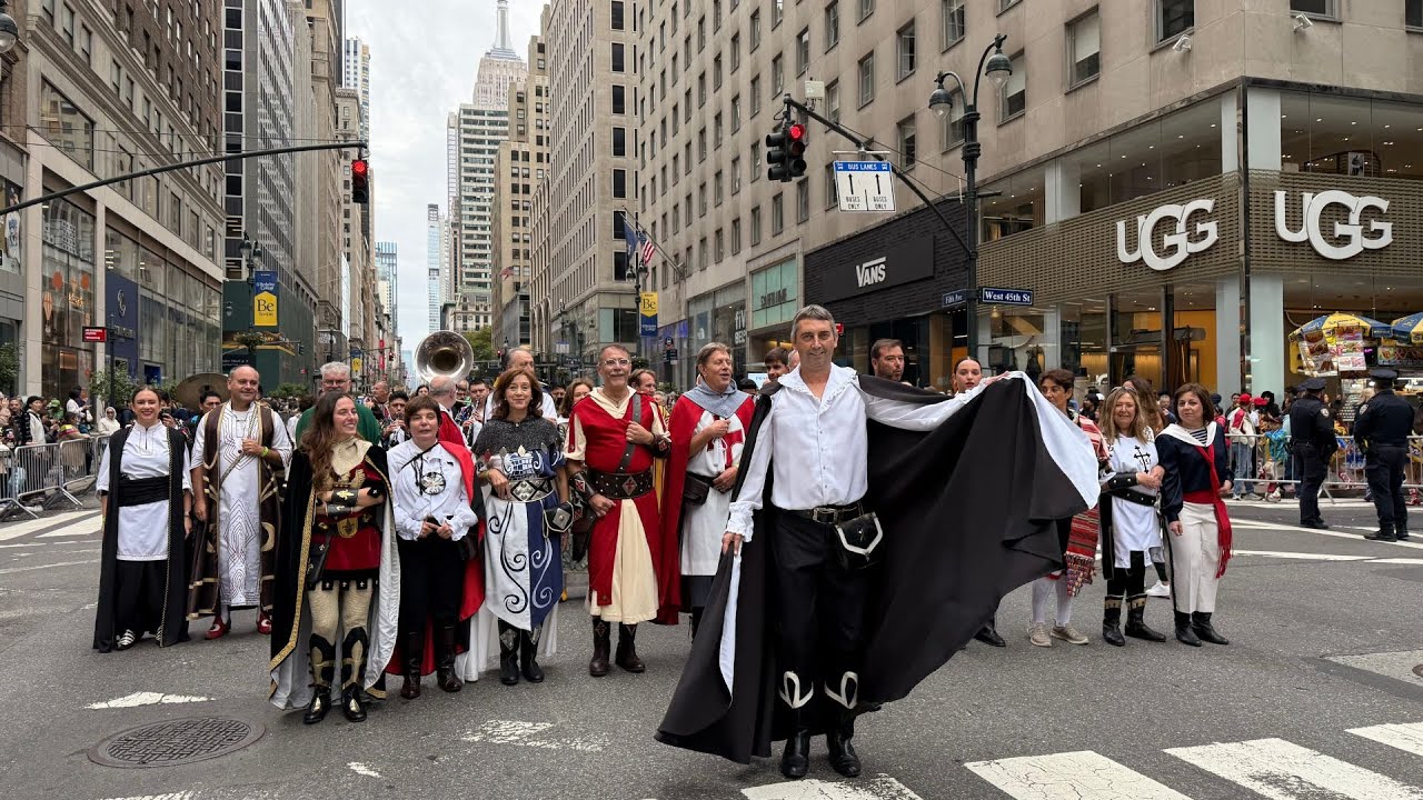 Los Moros y Cristianos de Ontinyent desfilando por la quinta avenida de New York city