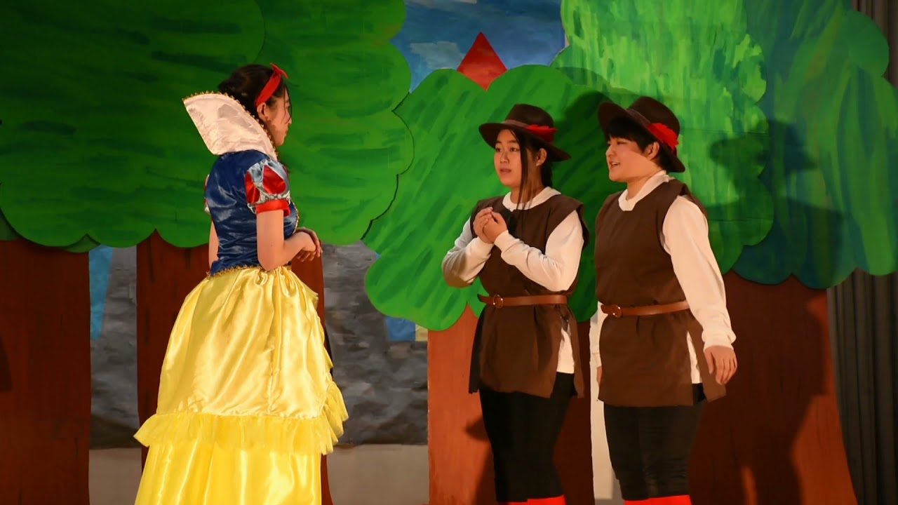 牛津高「白雪姫」に園児歓声　保育士目指す17人熱演（2021年11月17日）