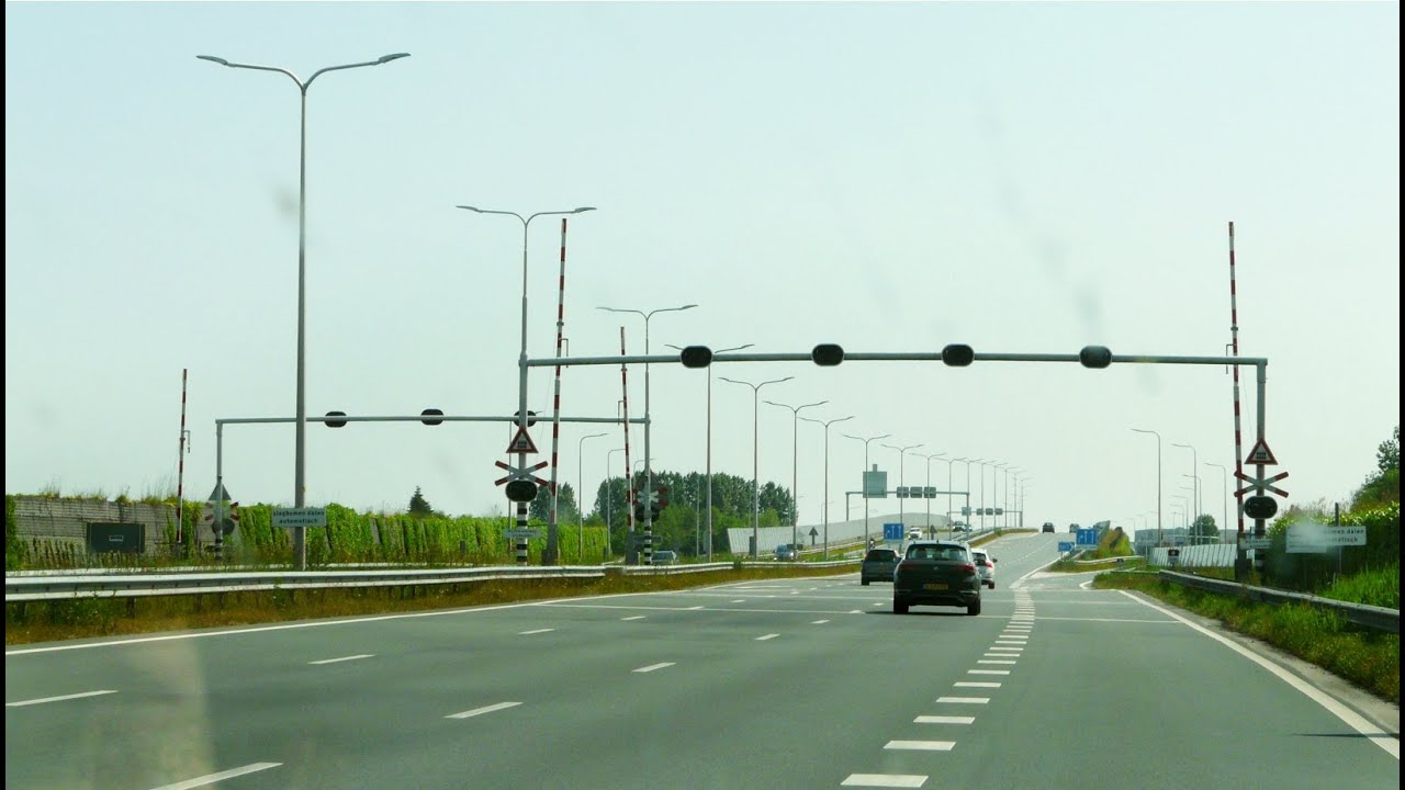 Spoorwegovergang Zwaagdijk // Dutch railroad crossing