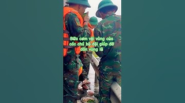 Bữa cơm vội vàng của các chú bộ đội giúp đỡ dân vùng lũ #bodoivietnam #lulutmientrung