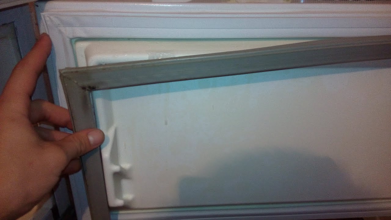 Как заменить уплотнитель на холодильнике. Уплотнитель двери холодильника c138g. Дверь морозильной камеры холодильника полюс 10. Уплотнитель двери для холодильника Бирюса-10. Атлант 1717 08 уплотнитель морозилки.