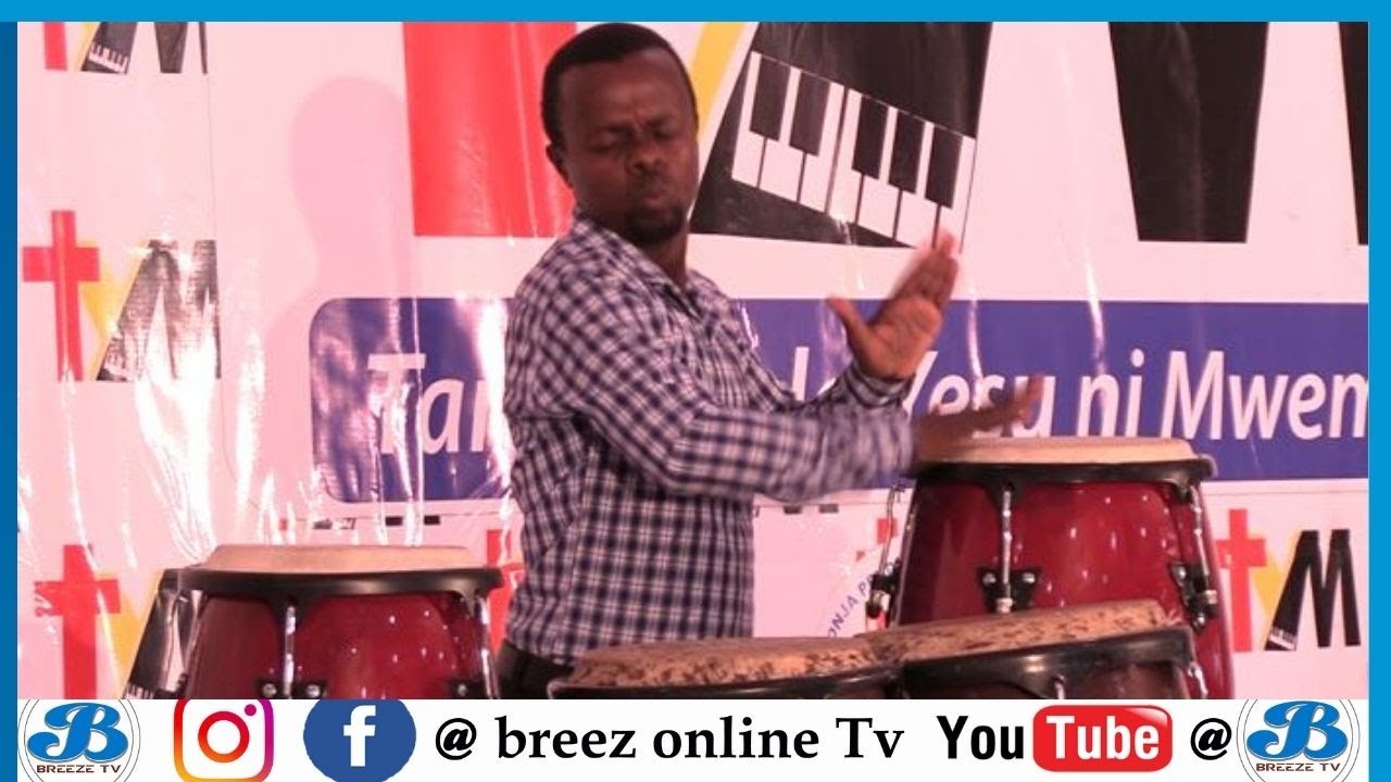 Huyu ndiye KAMONGO mtaalamu wa kupiga TUMBA kwenye Nyimbo za Kikatoliki/Tazama mbwembwe zake.