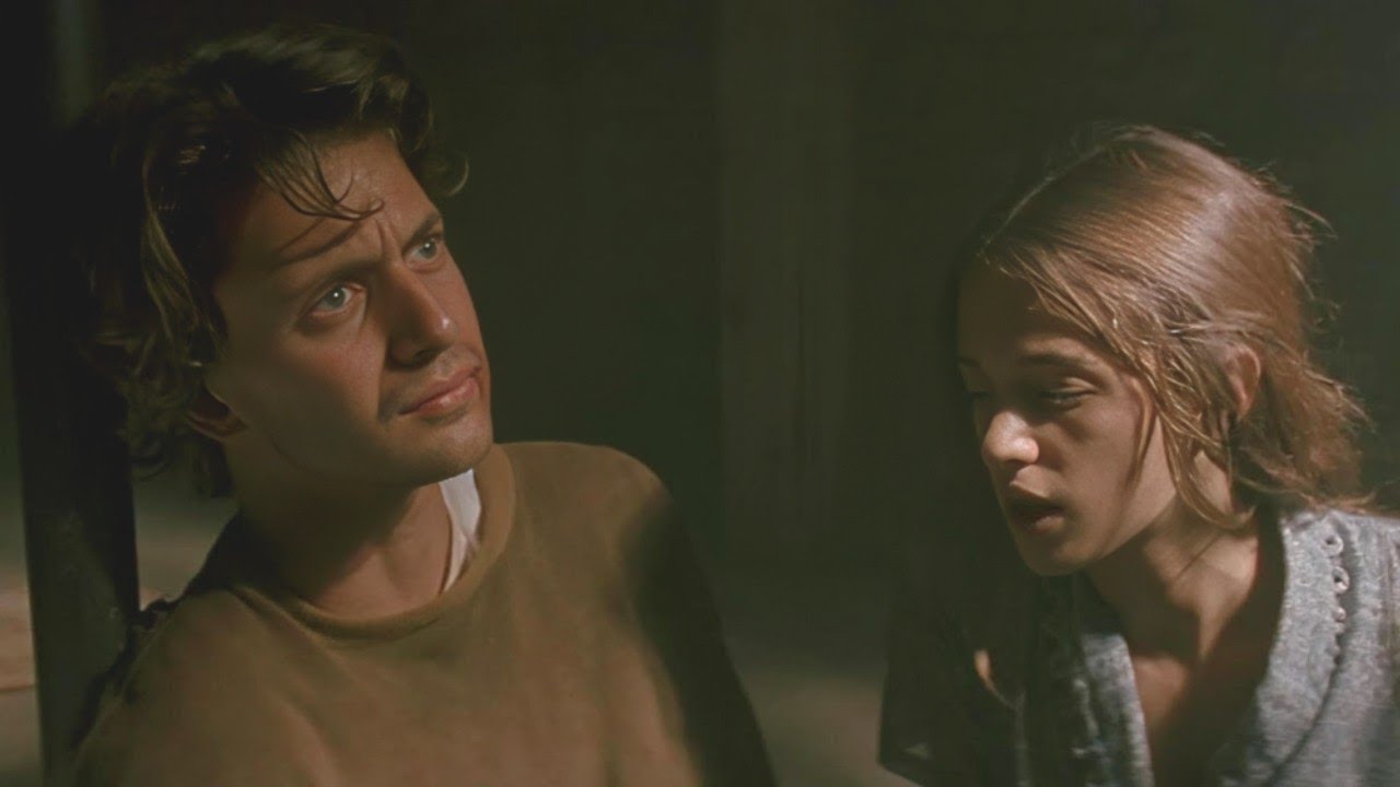 بتعرف أن فيه سـ ـفاح قــ تل أسرتها وبيطاردها وبتتصدم لما بتعرف حقيقته والنهاية غير متوقعة/ ملخص فيلم