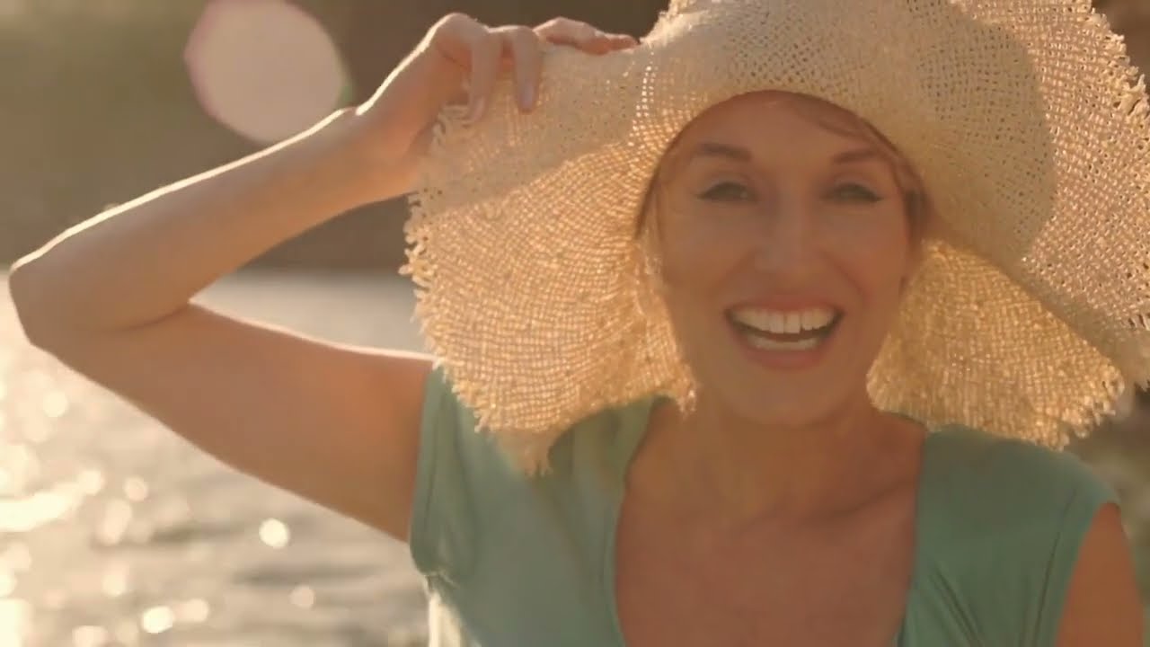 mujer con sombrero ancho para protegerse del sol