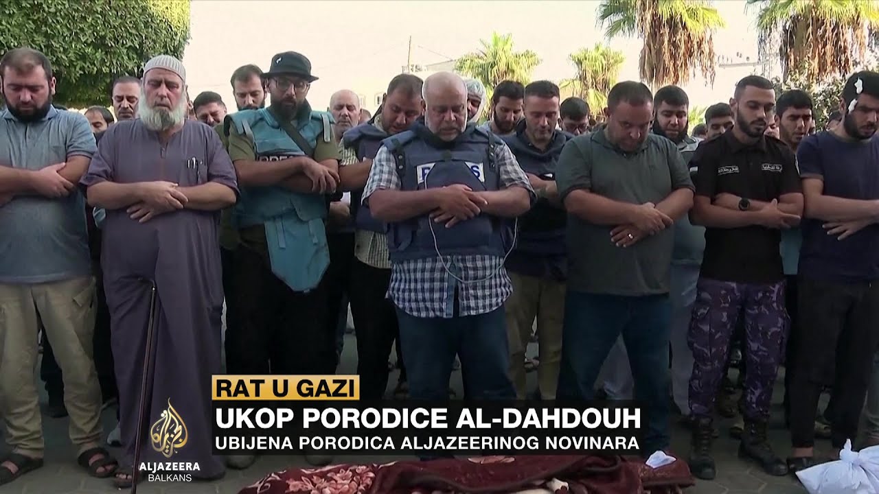 أفراد عائلات صحفيي قناة الجزيرة الذين دُفنوا في غزة