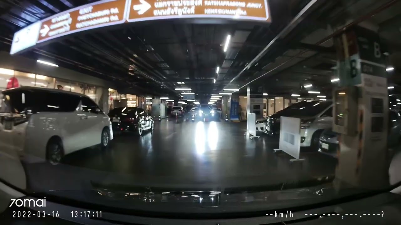 ลานจอดรถชั้นใต้ดินสยามพารากอน Siam Paragon Car Parking basement floor. YouTube