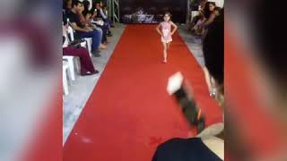 Desfile De Moda Infantil Modelo