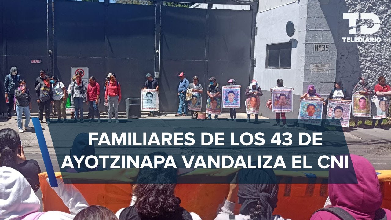 Familiares de los 43 de Ayotzinapa protestan en el Centro Nacional de ...