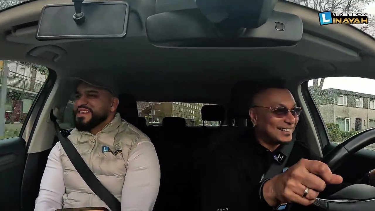 Raoel Bechan achter het stuur! 🚗. Verkeersschool Inayah