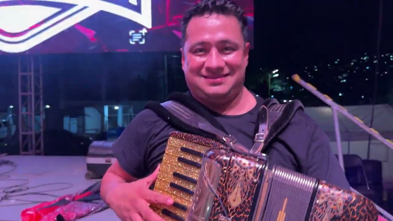 Corrido del dulce, Cuando salgo a los campos, Puño de tierra · Bertín y Su Condesa en Zihuatanejo