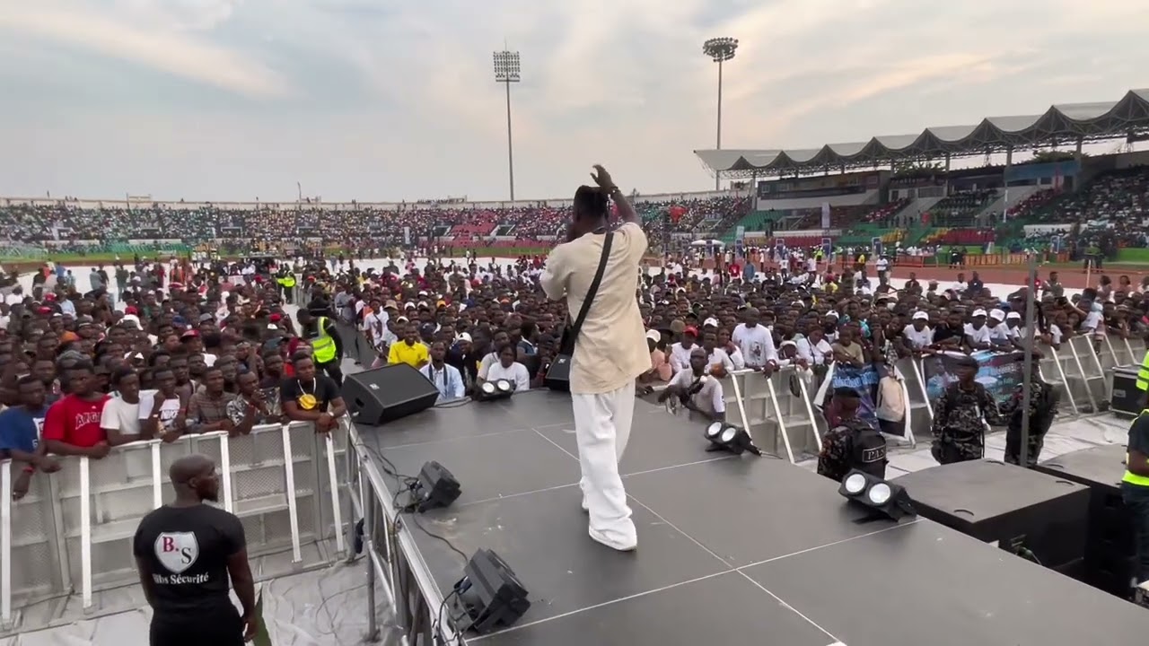 Le passage de Tsouna baby au concert  de la légende @fally Ipupa 