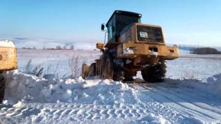 Как в России чистят дороги! #дороги #снегомзавалило #погрузчик #чисткадороги #глубинка #застряли