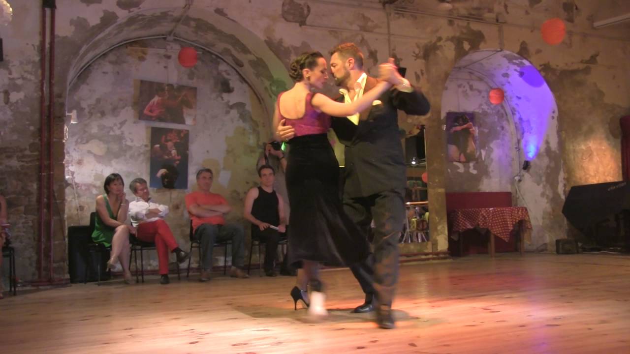 Natalia Cristobal Rivé et Diego Riemer dansent sur le tango Trenzas