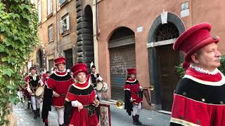 Непонятное шествие на улочках Рима (продолжение)