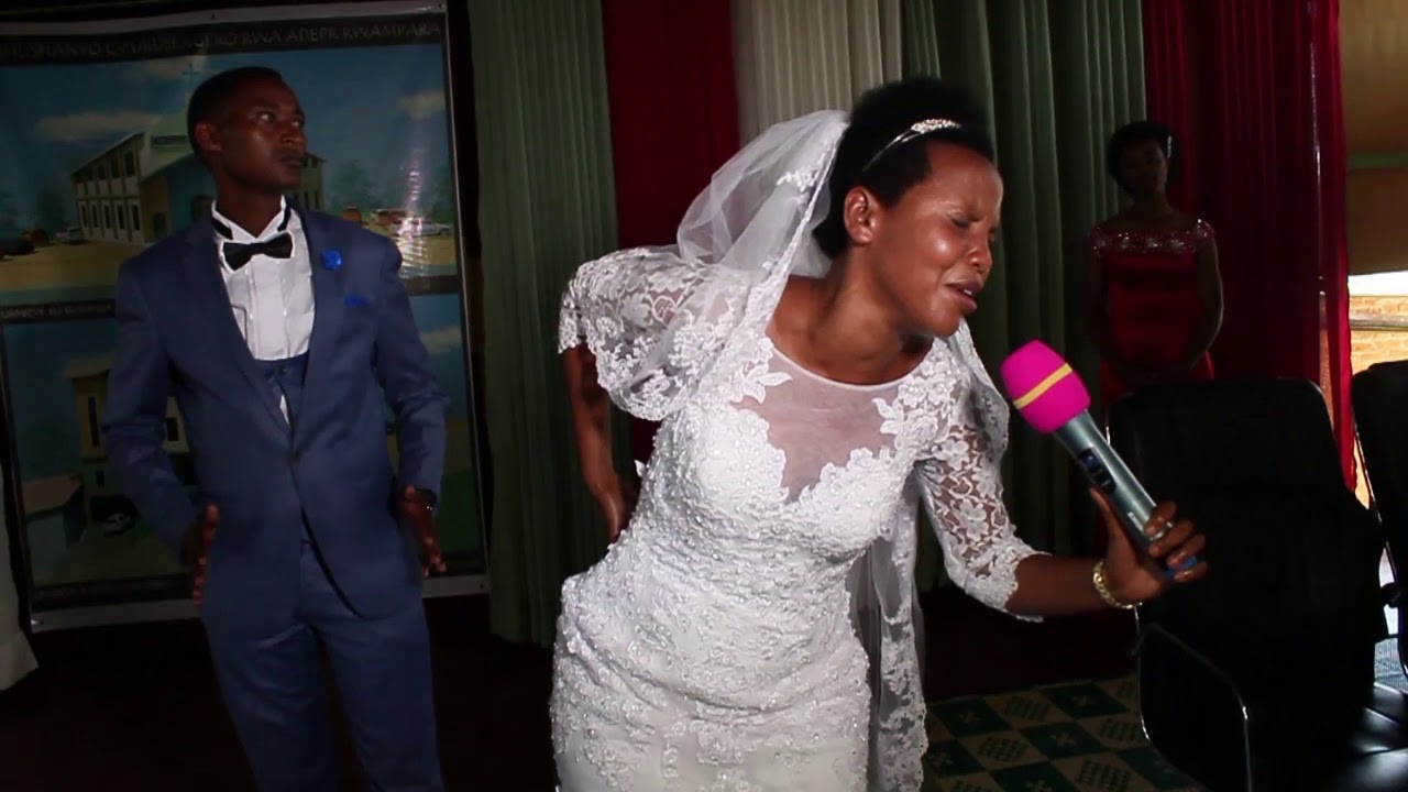 Umuhanzikazi  Olive yarijije abantu mu bukwe bwe !