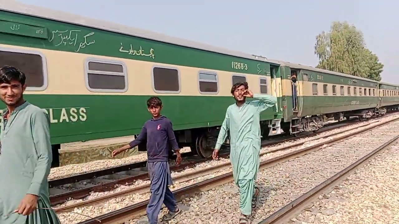 Sukkur Express crossing from Kande wala Phatak Rohri