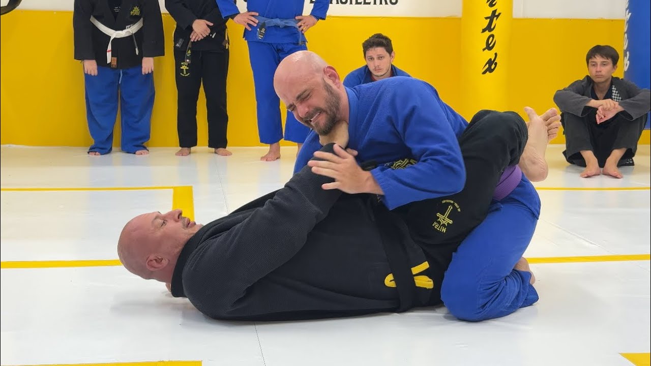 Amassa pão da guarda fechada.  