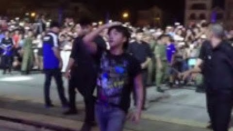 Sơn Tùng M-TP bị khán giả ném đồ khi diễn ở Bắc Giang(Tin tức Sao Việt)