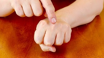 USING YOUR KNUCKLES TO REMEMBER THE NUMBER OF DAYS IN EACH MONTH