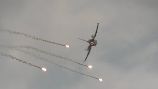 F-16 Viper Popping Flares while pulling insane G's       #f16 #flares