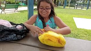 Camila abriendo Regalos(4)