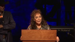 Miniatura de vídeo de "Loretta Lynn returns to stage following stroke"